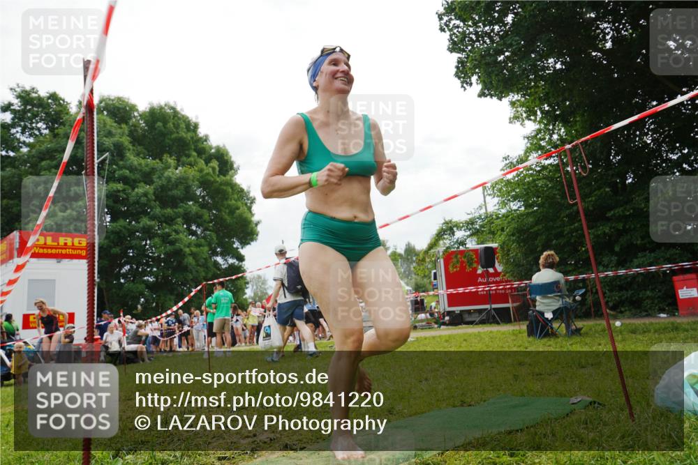 21.06.2026 - 29. Vierlanden-Triathlon LAZAROV Photography http://msf.ph/oto/9841220 21.06.2026 11:29:41 Schwimmen 851, 895 meine-sportfotos.de