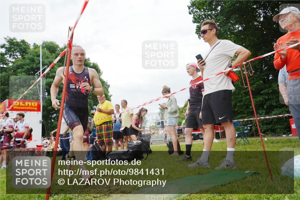 21.06.2026 - 29. Vierlanden-Triathlon LAZAROV Photography http://msf.ph/oto/9841431 21.06.2026 12:03:01 Schwimmen 907, 922, 924 meine-sportfotos.de