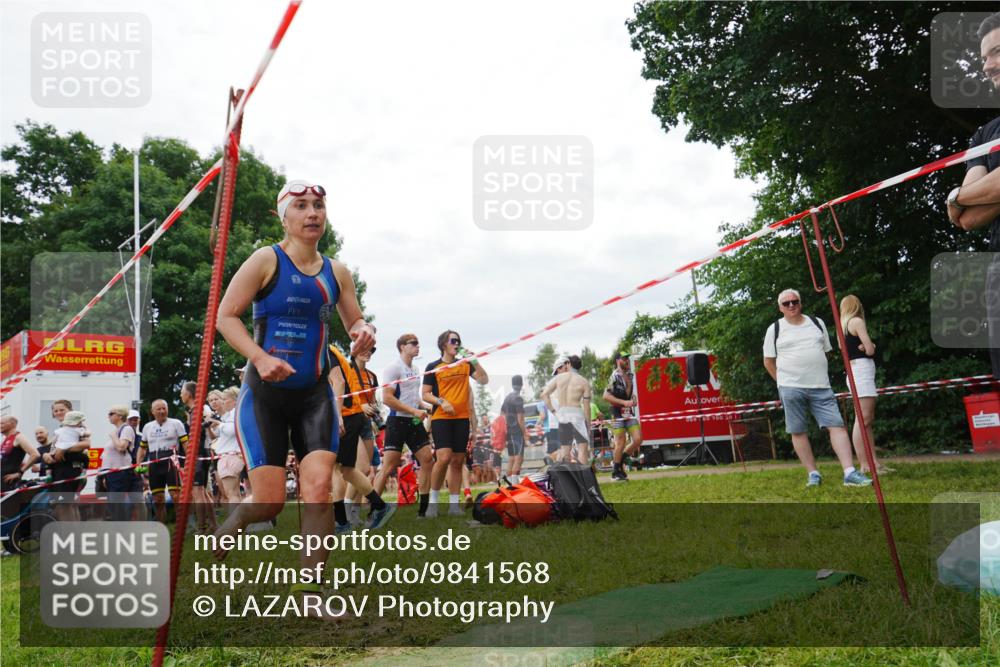 21.06.2026 - 29. Vierlanden-Triathlon LAZAROV Photography http://msf.ph/oto/9841568 21.06.2026 12:28:49 Schwimmen 990, 997, 1018 meine-sportfotos.de