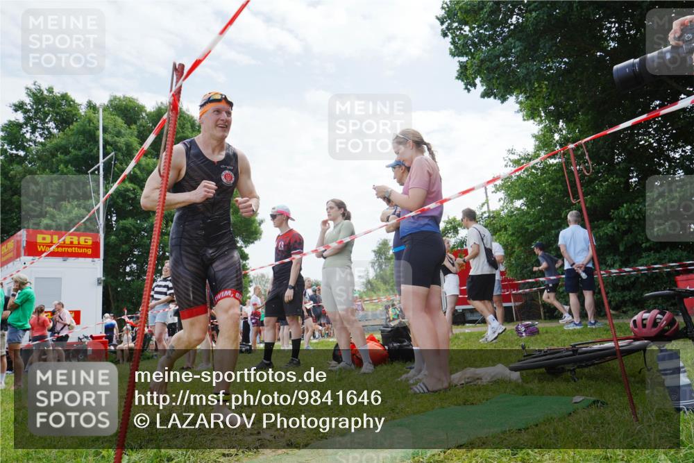 21.06.2026 - 29. Vierlanden-Triathlon LAZAROV Photography http://msf.ph/oto/9841646 21.06.2026 12:59:24 Schwimmen 1076, 1077 meine-sportfotos.de