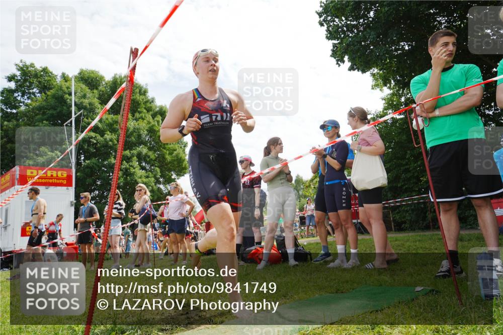 21.06.2026 - 29. Vierlanden-Triathlon LAZAROV Photography http://msf.ph/oto/9841749 21.06.2026 13:08:36 Schwimmen 1127, 1130, 1139 meine-sportfotos.de