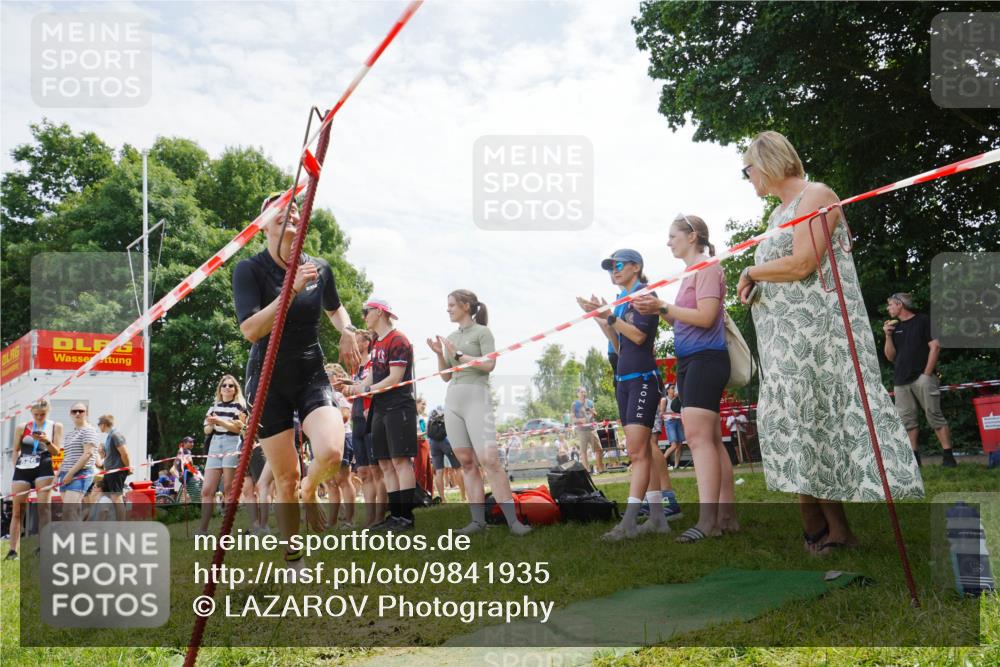 21.06.2026 - 29. Vierlanden-Triathlon LAZAROV Photography http://msf.ph/oto/9841935 21.06.2026 13:13:18 Schwimmen 1106, 1109, 1143 meine-sportfotos.de