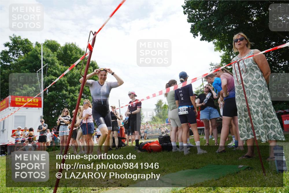21.06.2026 - 29. Vierlanden-Triathlon LAZAROV Photography http://msf.ph/oto/9841946 21.06.2026 13:14:25 Schwimmen 1142, 1144 meine-sportfotos.de