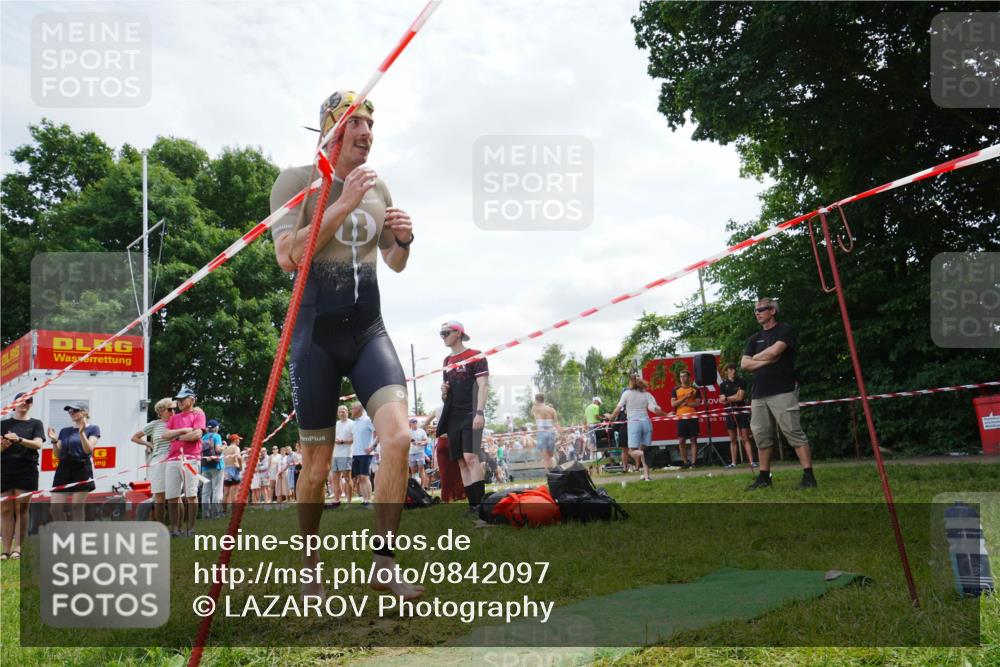 21.06.2026 - 29. Vierlanden-Triathlon LAZAROV Photography http://msf.ph/oto/9842097 21.06.2026 13:26:39 Schwimmen 1167, 1185 meine-sportfotos.de