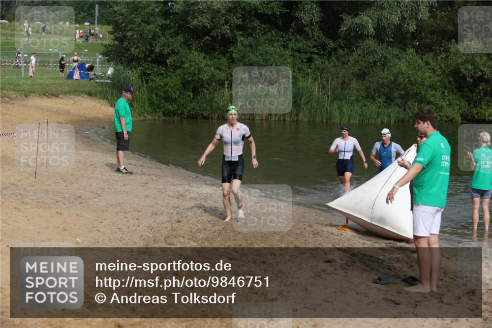 21.06.2026 - 29. Vierlanden-Triathlon Andreas Tolksdorf http://msf.ph/oto/9846751 21.06.2026 09:14:53 Schwimmen 248, 294 meine-sportfotos.de