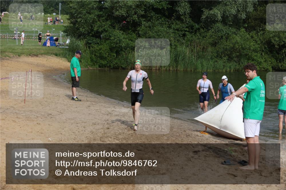 21.06.2026 - 29. Vierlanden-Triathlon Andreas Tolksdorf http://msf.ph/oto/9846762 21.06.2026 09:14:53 Schwimmen 248, 294 meine-sportfotos.de