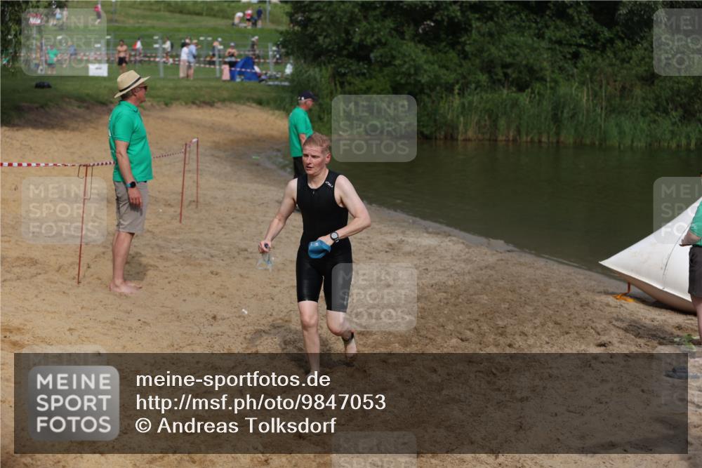 21.06.2026 - 29. Vierlanden-Triathlon Andreas Tolksdorf http://msf.ph/oto/9847053 21.06.2026 09:16:29 Schwimmen 243, 277 meine-sportfotos.de