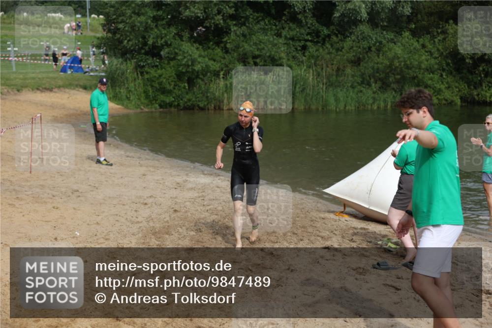 21.06.2026 - 29. Vierlanden-Triathlon Andreas Tolksdorf http://msf.ph/oto/9847489 21.06.2026 09:18:56 Schwimmen 225, 246 meine-sportfotos.de