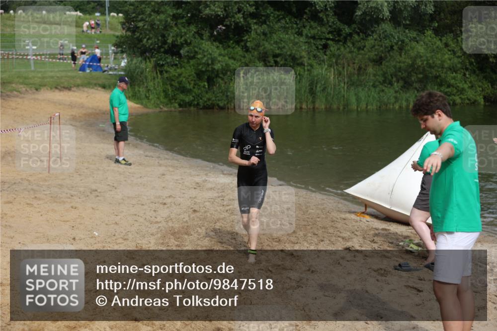 21.06.2026 - 29. Vierlanden-Triathlon Andreas Tolksdorf http://msf.ph/oto/9847518 21.06.2026 09:18:56 Schwimmen 225, 246 meine-sportfotos.de