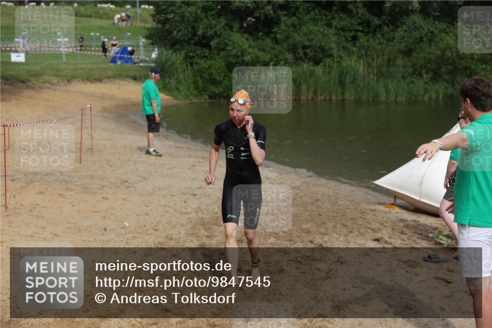 21.06.2026 - 29. Vierlanden-Triathlon Andreas Tolksdorf http://msf.ph/oto/9847545 21.06.2026 09:18:57 Schwimmen 225, 246 meine-sportfotos.de