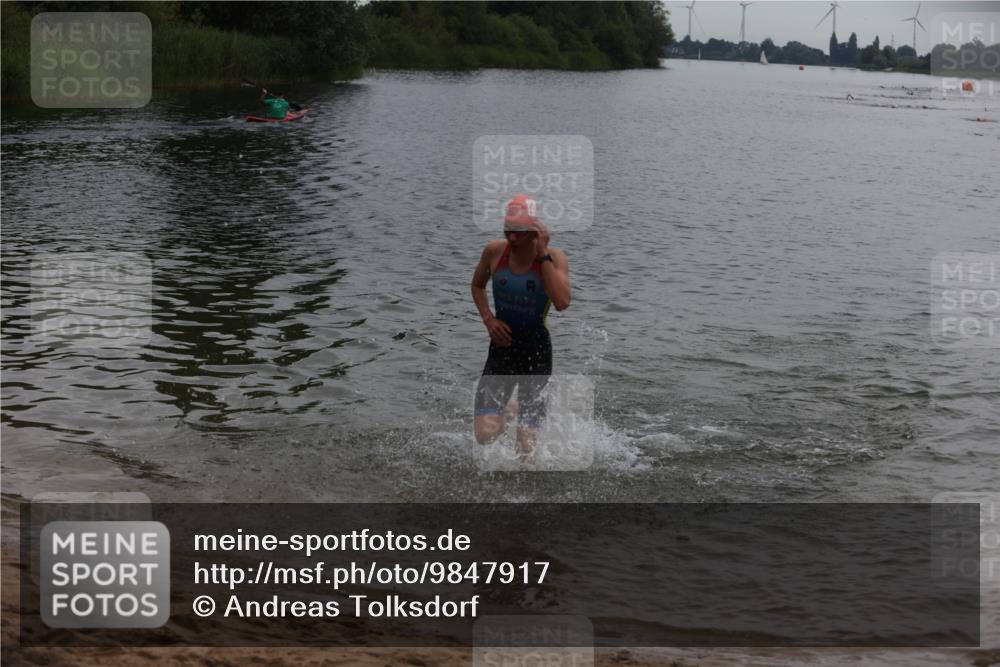 21.06.2026 - 29. Vierlanden-Triathlon Andreas Tolksdorf http://msf.ph/oto/9847917 21.06.2026 09:52:18 Schwimmen 370, 375 meine-sportfotos.de