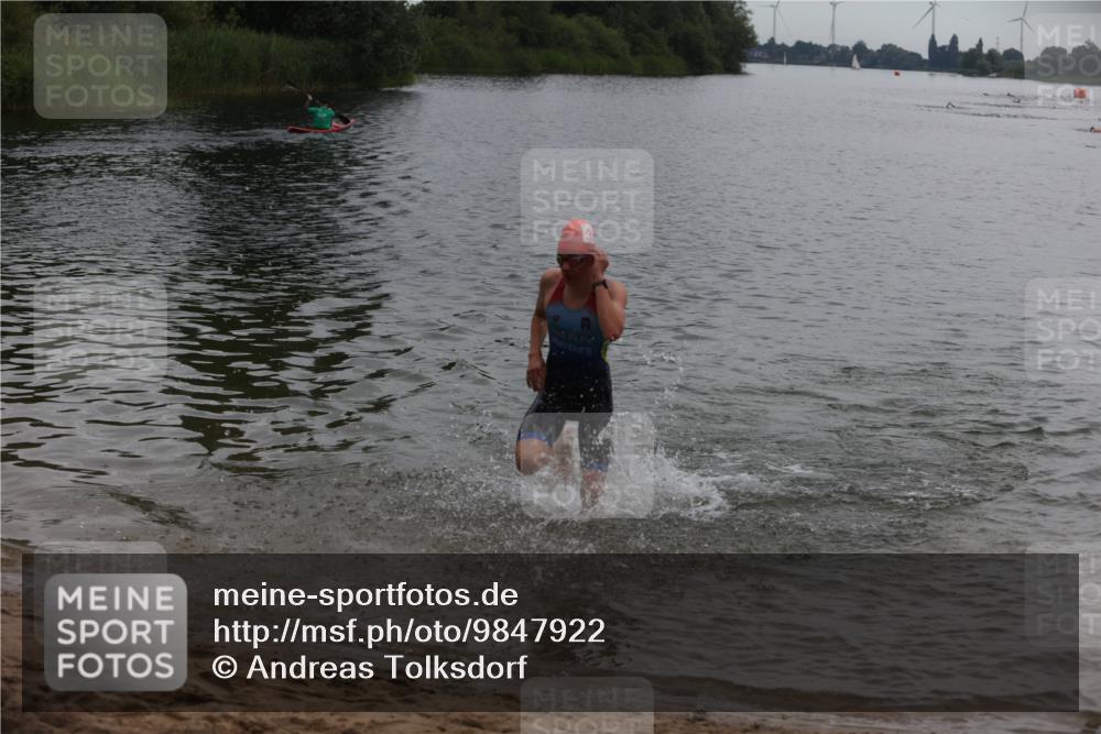 21.06.2026 - 29. Vierlanden-Triathlon Andreas Tolksdorf http://msf.ph/oto/9847922 21.06.2026 09:52:18 Schwimmen 370, 375 meine-sportfotos.de
