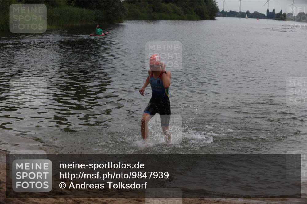 21.06.2026 - 29. Vierlanden-Triathlon Andreas Tolksdorf http://msf.ph/oto/9847939 21.06.2026 09:52:18 Schwimmen 370, 375 meine-sportfotos.de