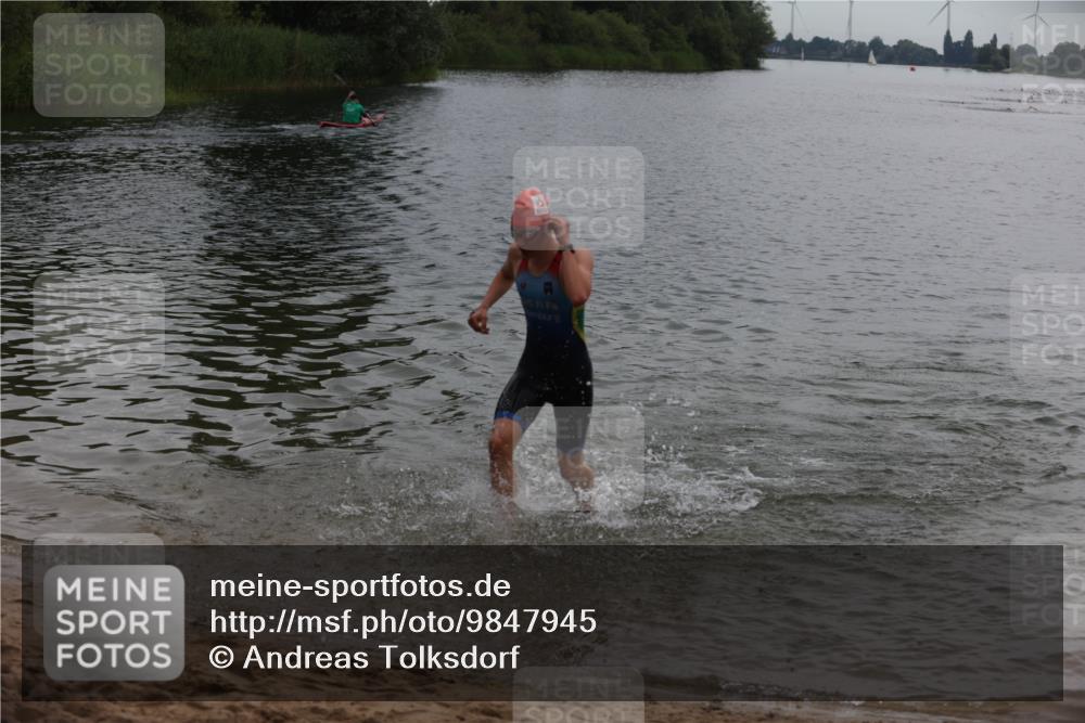21.06.2026 - 29. Vierlanden-Triathlon Andreas Tolksdorf http://msf.ph/oto/9847945 21.06.2026 09:52:18 Schwimmen 370, 375 meine-sportfotos.de