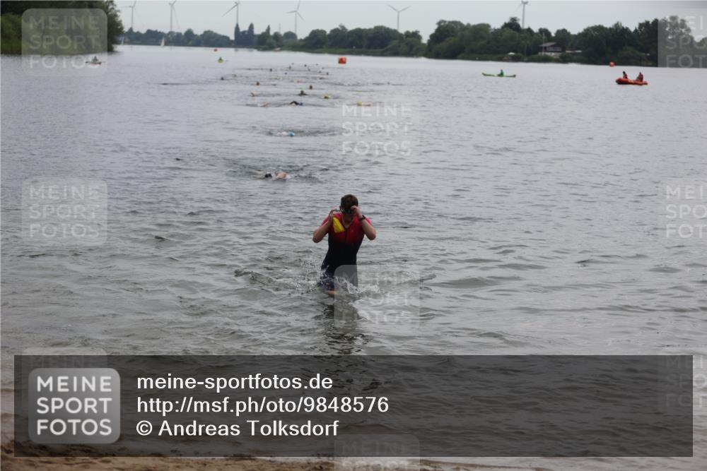 21.06.2026 - 29. Vierlanden-Triathlon Andreas Tolksdorf http://msf.ph/oto/9848576 21.06.2026 09:55:05 Schwimmen 324, 337, 367, 379 meine-sportfotos.de