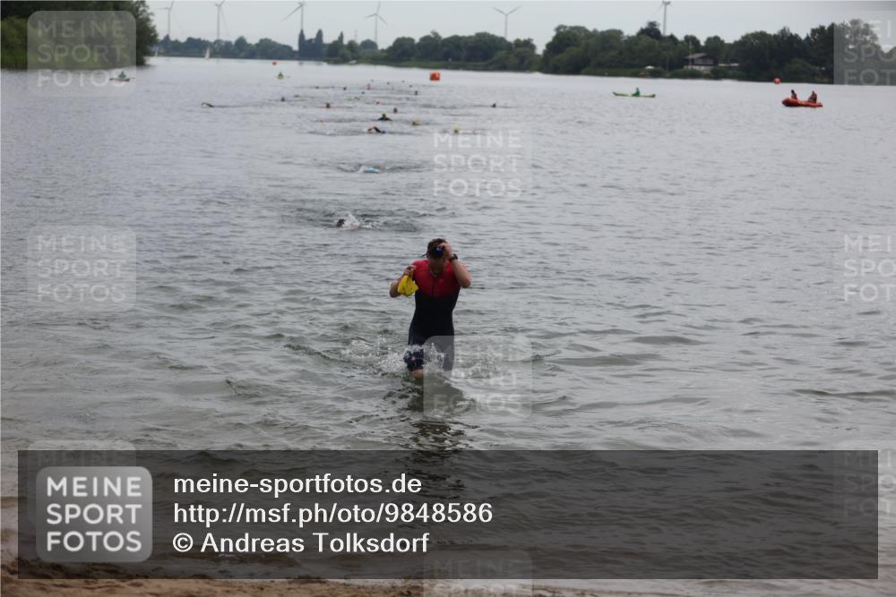 21.06.2026 - 29. Vierlanden-Triathlon Andreas Tolksdorf http://msf.ph/oto/9848586 21.06.2026 09:55:05 Schwimmen 324, 337, 367, 379 meine-sportfotos.de