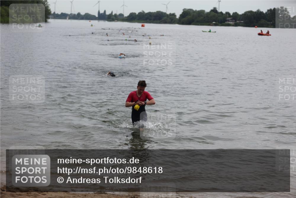 21.06.2026 - 29. Vierlanden-Triathlon Andreas Tolksdorf http://msf.ph/oto/9848618 21.06.2026 09:55:06 Schwimmen 324, 337, 367, 379 meine-sportfotos.de