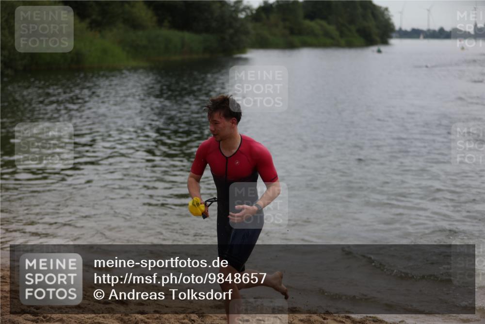 21.06.2026 - 29. Vierlanden-Triathlon Andreas Tolksdorf http://msf.ph/oto/9848657 21.06.2026 09:55:08 Schwimmen 324, 337, 367, 379 meine-sportfotos.de