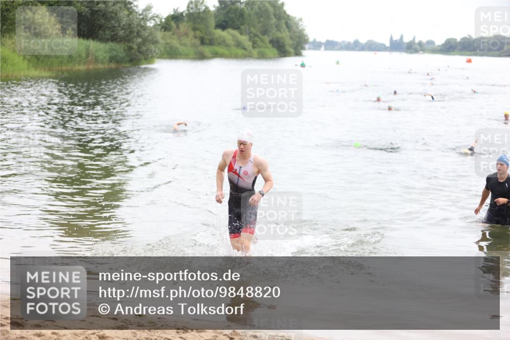 21.06.2026 - 29. Vierlanden-Triathlon Andreas Tolksdorf http://msf.ph/oto/9848820 21.06.2026 09:56:02 Schwimmen 329, 381, 389 meine-sportfotos.de