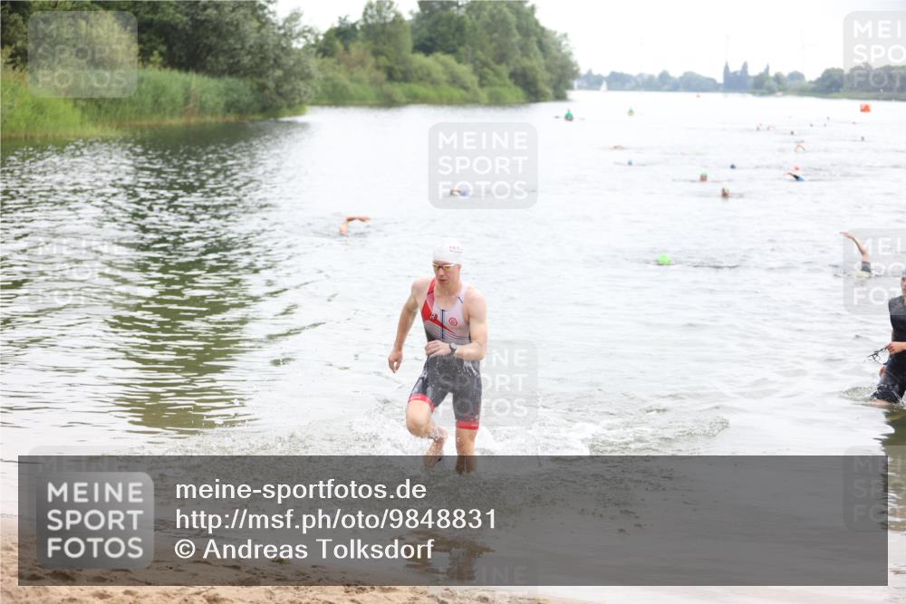 21.06.2026 - 29. Vierlanden-Triathlon Andreas Tolksdorf http://msf.ph/oto/9848831 21.06.2026 09:56:03 Schwimmen 329, 381, 389 meine-sportfotos.de