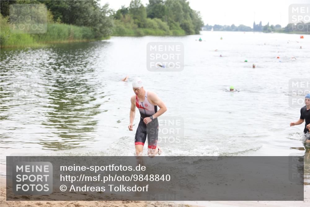 21.06.2026 - 29. Vierlanden-Triathlon Andreas Tolksdorf http://msf.ph/oto/9848840 21.06.2026 09:56:03 Schwimmen 329, 381, 389 meine-sportfotos.de