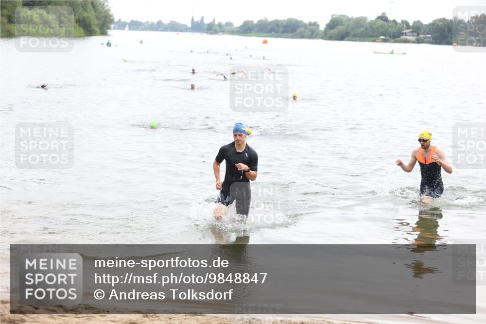 21.06.2026 - 29. Vierlanden-Triathlon Andreas Tolksdorf http://msf.ph/oto/9848847 21.06.2026 09:56:04 Schwimmen 329, 381, 389 meine-sportfotos.de