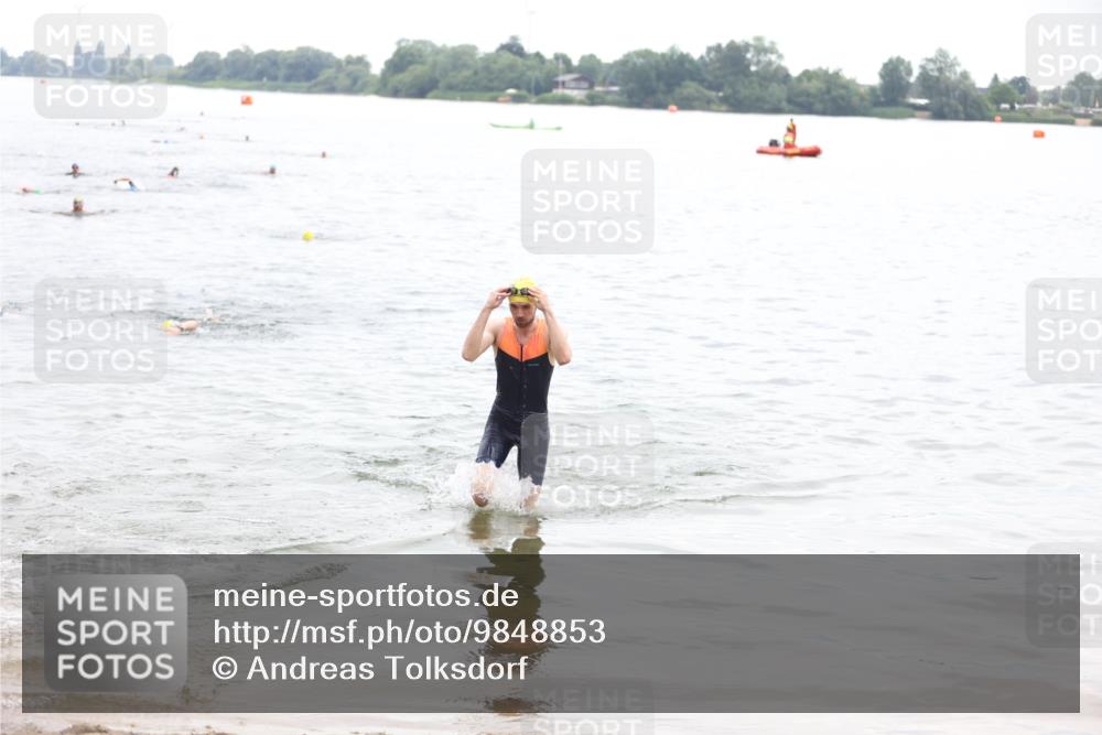 21.06.2026 - 29. Vierlanden-Triathlon Andreas Tolksdorf http://msf.ph/oto/9848853 21.06.2026 09:56:06 Schwimmen 308, 329, 381, 389 meine-sportfotos.de