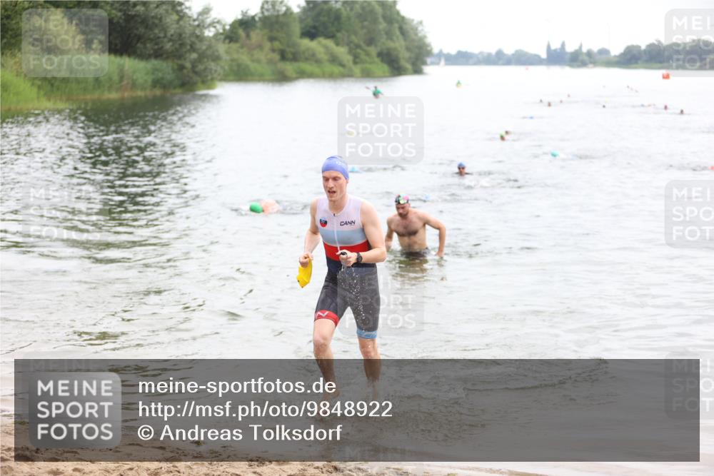 21.06.2026 - 29. Vierlanden-Triathlon Andreas Tolksdorf http://msf.ph/oto/9848922 21.06.2026 09:56:37 Schwimmen 306, 361, 365 meine-sportfotos.de