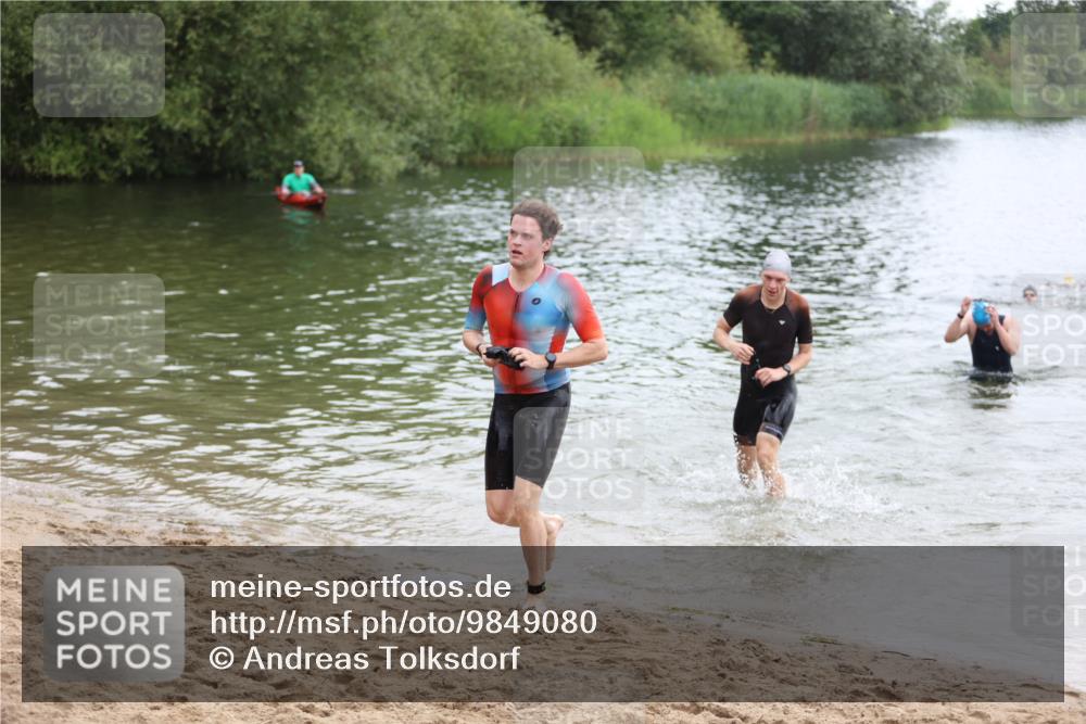 21.06.2026 - 29. Vierlanden-Triathlon Andreas Tolksdorf http://msf.ph/oto/9849080 21.06.2026 09:58:17 Schwimmen 305, 334, 348 meine-sportfotos.de