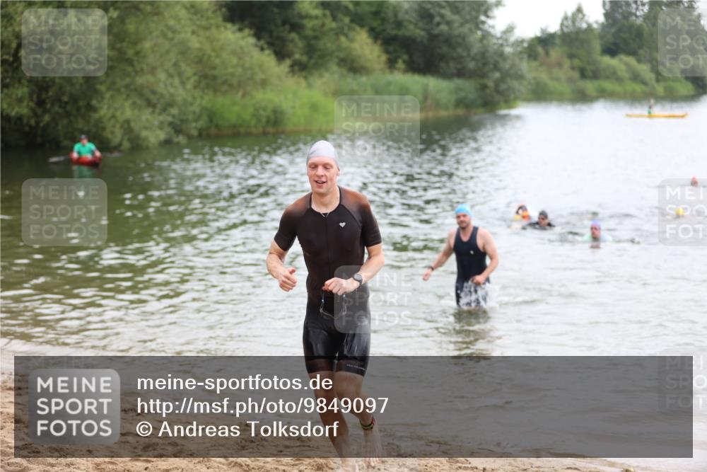 21.06.2026 - 29. Vierlanden-Triathlon Andreas Tolksdorf http://msf.ph/oto/9849097 21.06.2026 09:58:21 Schwimmen 305, 320, 334, 348 meine-sportfotos.de