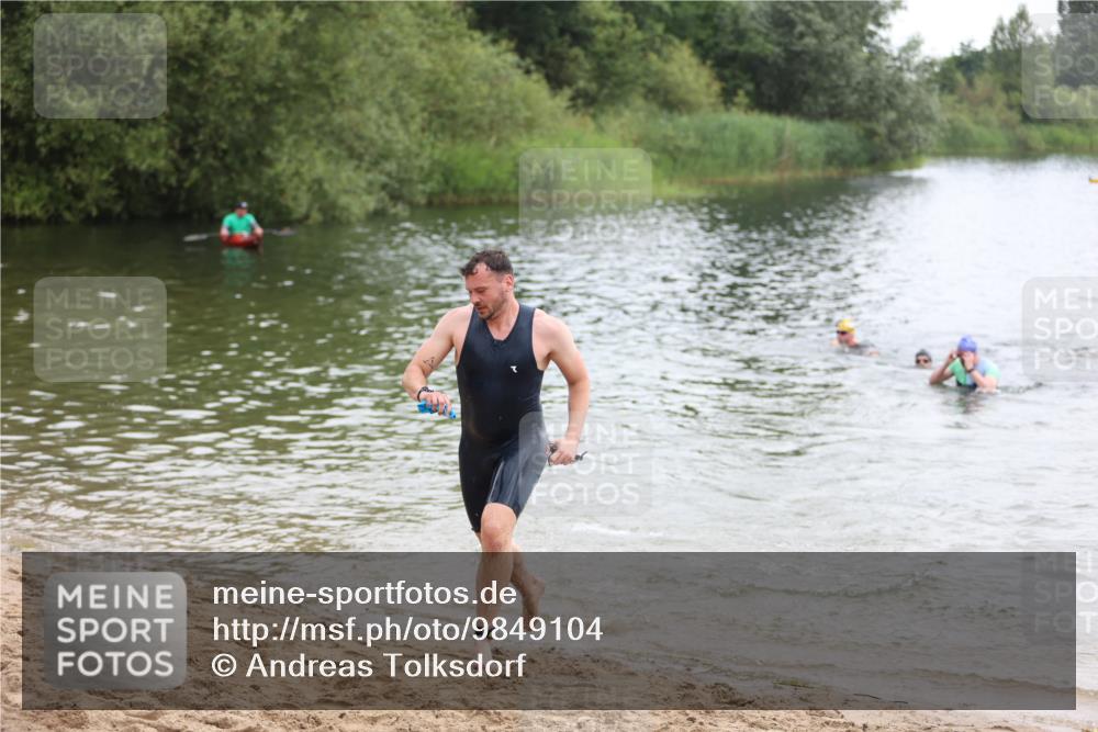 21.06.2026 - 29. Vierlanden-Triathlon Andreas Tolksdorf http://msf.ph/oto/9849104 21.06.2026 09:58:24 Schwimmen 305, 320, 348 meine-sportfotos.de