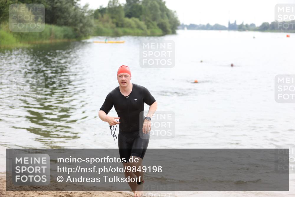 21.06.2026 - 29. Vierlanden-Triathlon Andreas Tolksdorf http://msf.ph/oto/9849198 21.06.2026 09:59:45 Schwimmen 313, 338 meine-sportfotos.de