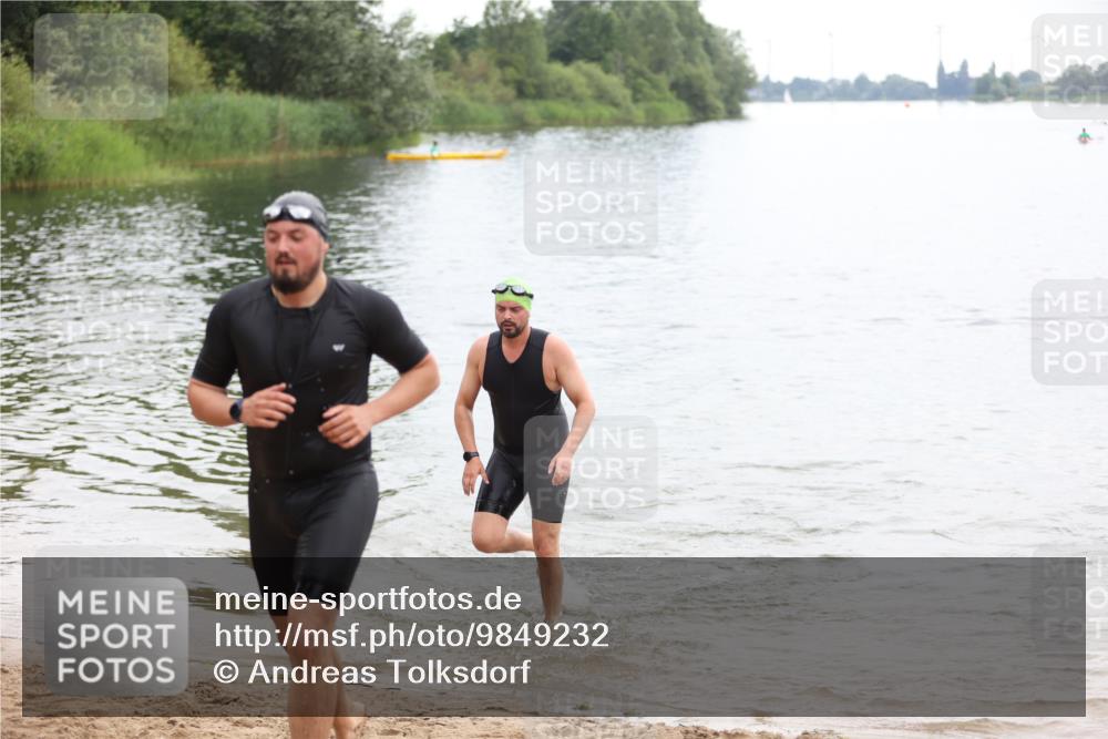 21.06.2026 - 29. Vierlanden-Triathlon Andreas Tolksdorf http://msf.ph/oto/9849232 21.06.2026 10:00:44 Schwimmen 330, 357 meine-sportfotos.de