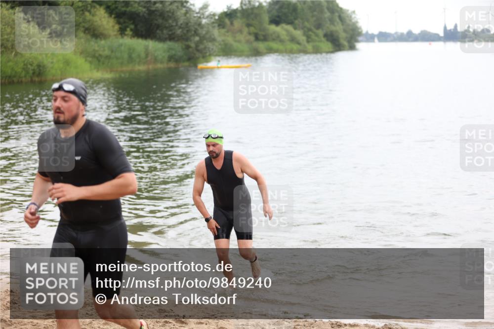21.06.2026 - 29. Vierlanden-Triathlon Andreas Tolksdorf http://msf.ph/oto/9849240 21.06.2026 10:00:44 Schwimmen 330, 357 meine-sportfotos.de