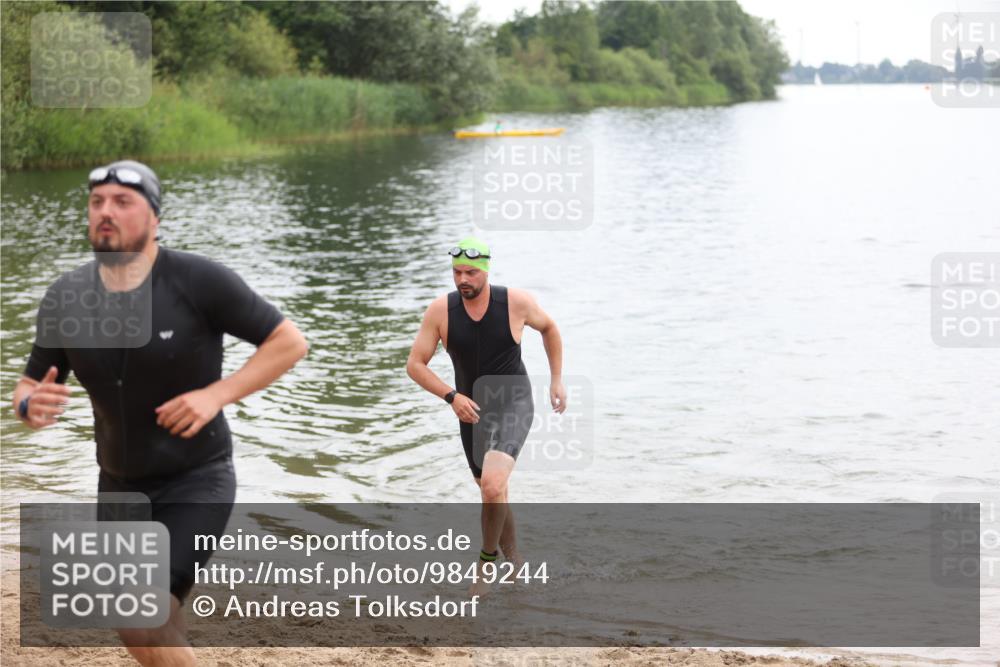 21.06.2026 - 29. Vierlanden-Triathlon Andreas Tolksdorf http://msf.ph/oto/9849244 21.06.2026 10:00:45 Schwimmen 330, 357 meine-sportfotos.de