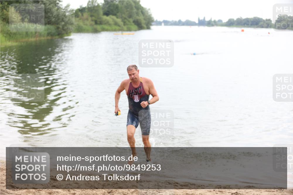 21.06.2026 - 29. Vierlanden-Triathlon Andreas Tolksdorf http://msf.ph/oto/9849253 21.06.2026 10:02:51 Schwimmen 430 meine-sportfotos.de