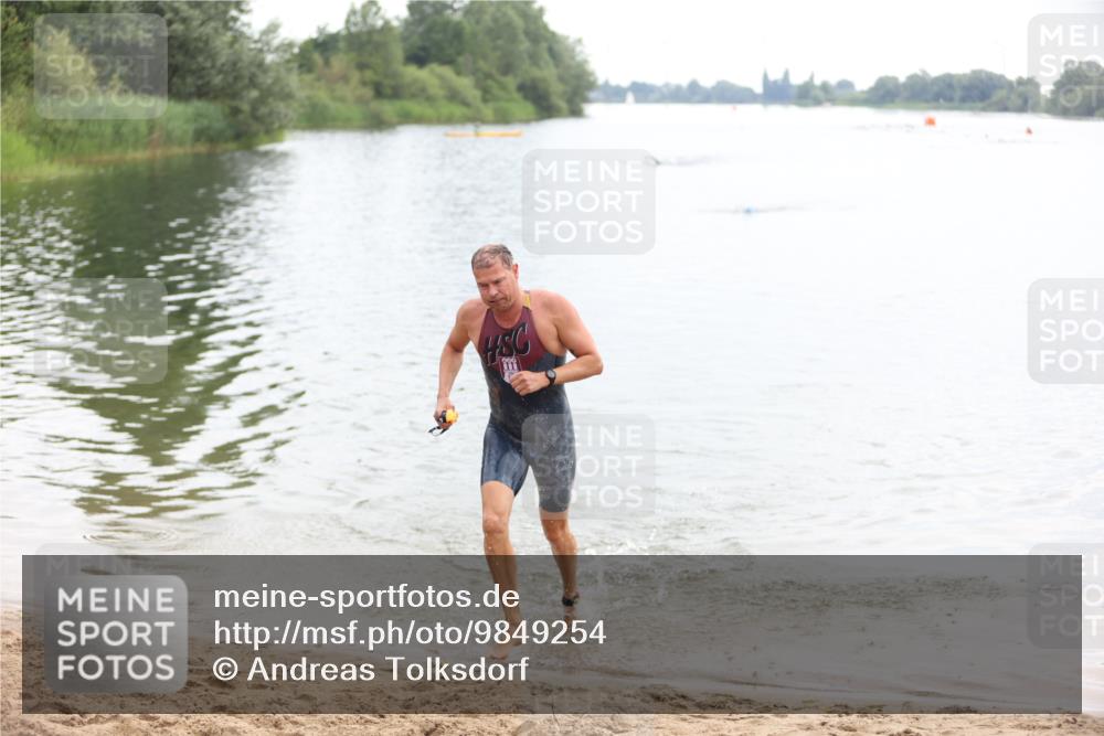 21.06.2026 - 29. Vierlanden-Triathlon Andreas Tolksdorf http://msf.ph/oto/9849254 21.06.2026 10:02:51 Schwimmen 430 meine-sportfotos.de