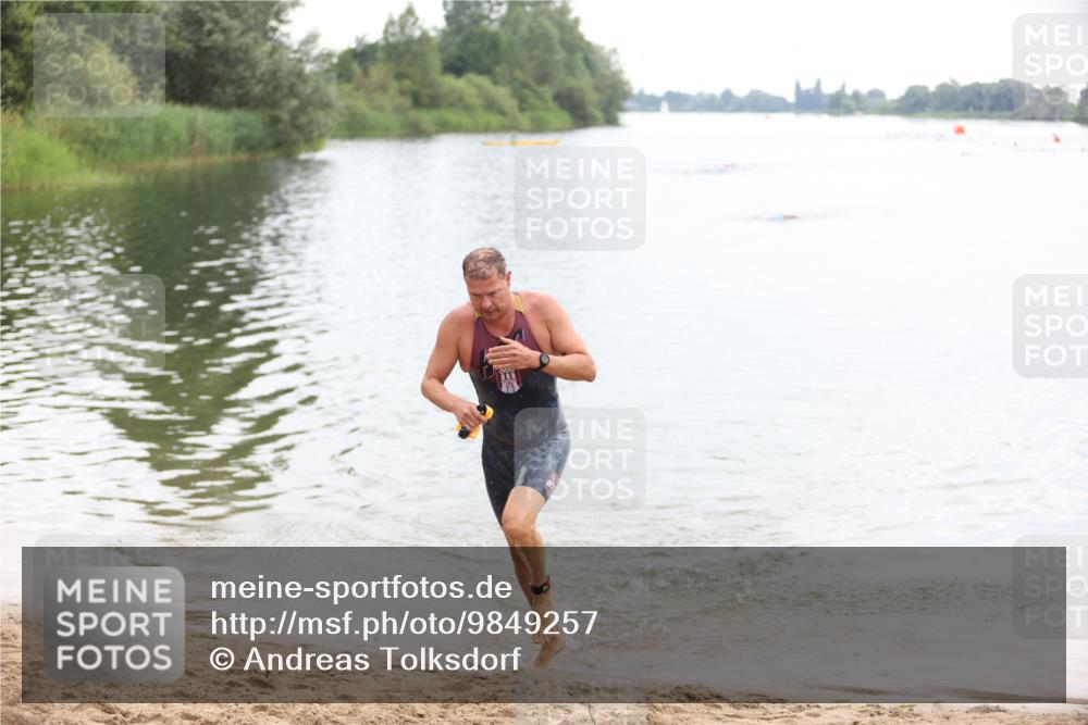 21.06.2026 - 29. Vierlanden-Triathlon Andreas Tolksdorf http://msf.ph/oto/9849257 21.06.2026 10:02:51 Schwimmen 430 meine-sportfotos.de