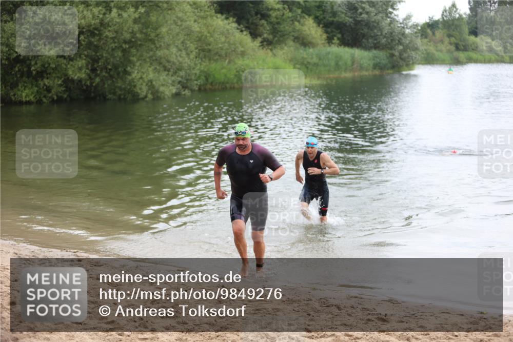 21.06.2026 - 29. Vierlanden-Triathlon Andreas Tolksdorf http://msf.ph/oto/9849276 21.06.2026 10:04:08 Schwimmen 420, 454 meine-sportfotos.de