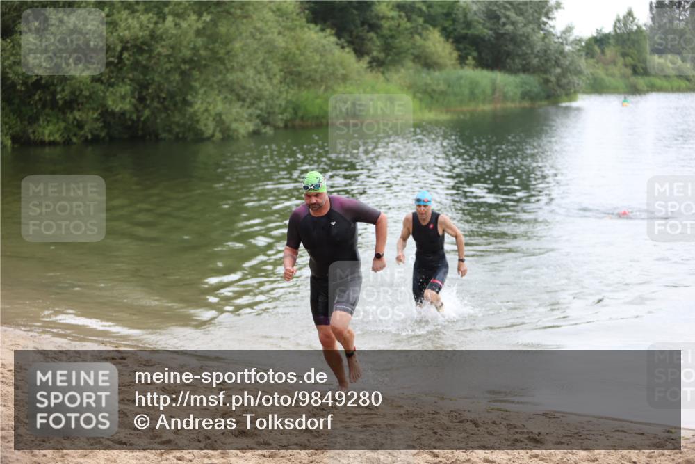 21.06.2026 - 29. Vierlanden-Triathlon Andreas Tolksdorf http://msf.ph/oto/9849280 21.06.2026 10:04:08 Schwimmen 420, 454 meine-sportfotos.de