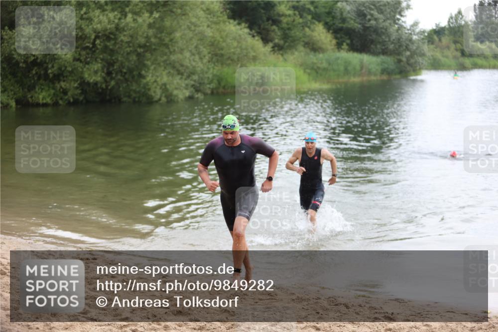 21.06.2026 - 29. Vierlanden-Triathlon Andreas Tolksdorf http://msf.ph/oto/9849282 21.06.2026 10:04:08 Schwimmen 420, 454 meine-sportfotos.de