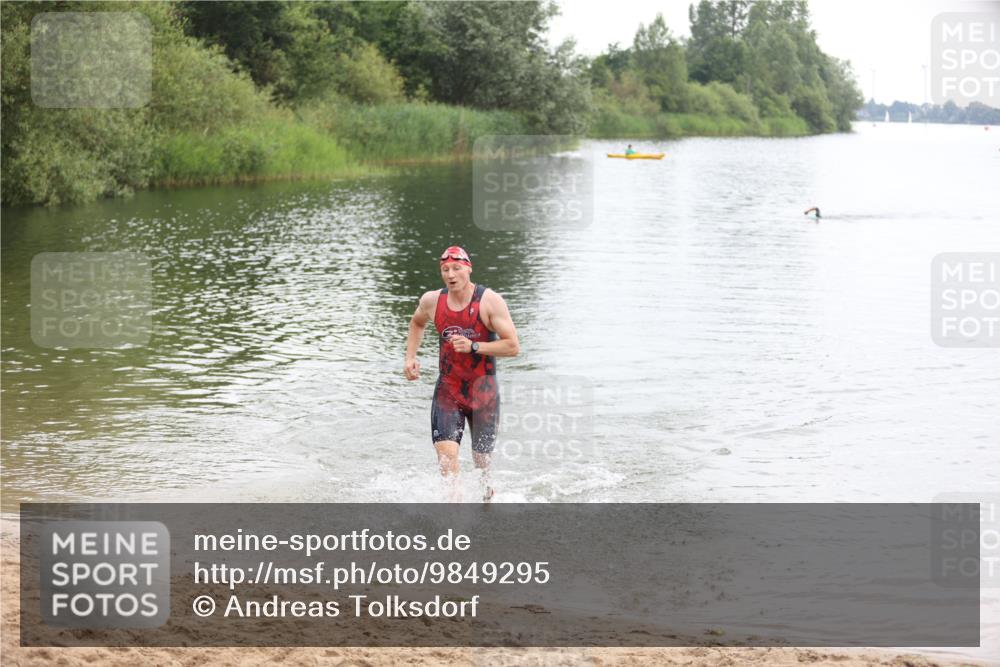 21.06.2026 - 29. Vierlanden-Triathlon Andreas Tolksdorf http://msf.ph/oto/9849295 21.06.2026 10:04:21 Schwimmen 440 meine-sportfotos.de