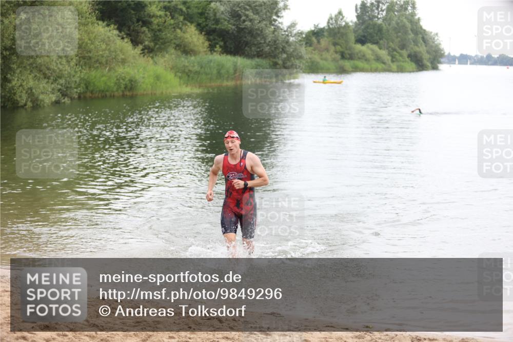 21.06.2026 - 29. Vierlanden-Triathlon Andreas Tolksdorf http://msf.ph/oto/9849296 21.06.2026 10:04:21 Schwimmen 440 meine-sportfotos.de