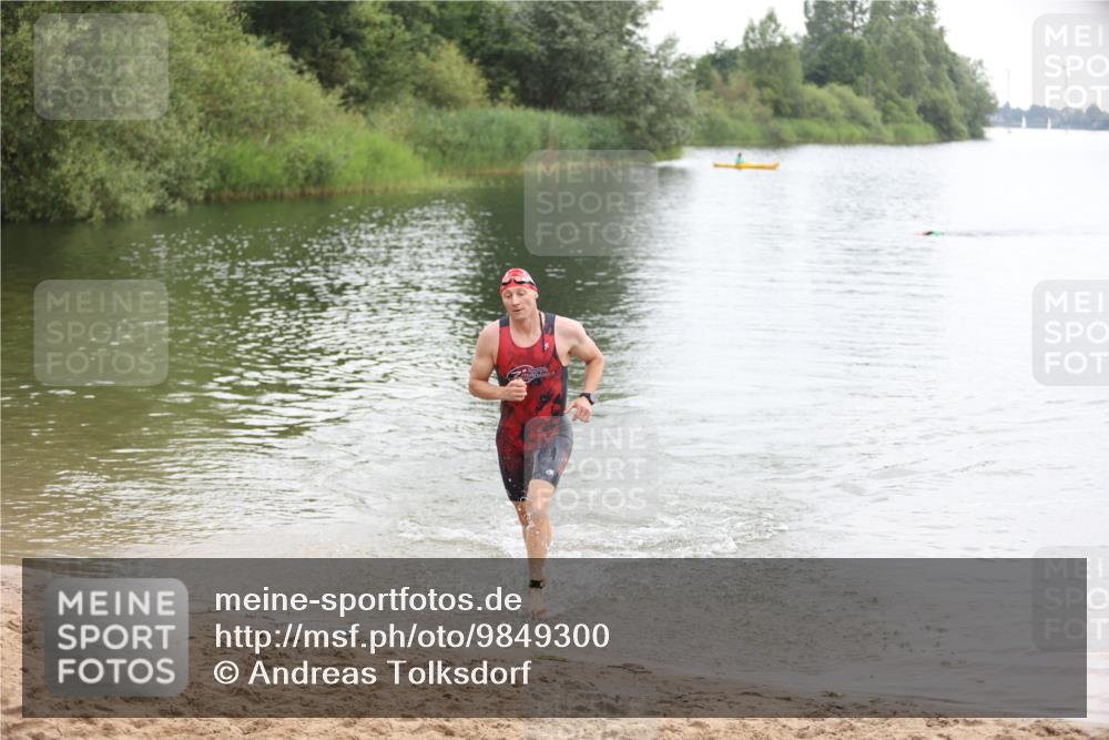 21.06.2026 - 29. Vierlanden-Triathlon Andreas Tolksdorf http://msf.ph/oto/9849300 21.06.2026 10:04:21 Schwimmen 440 meine-sportfotos.de