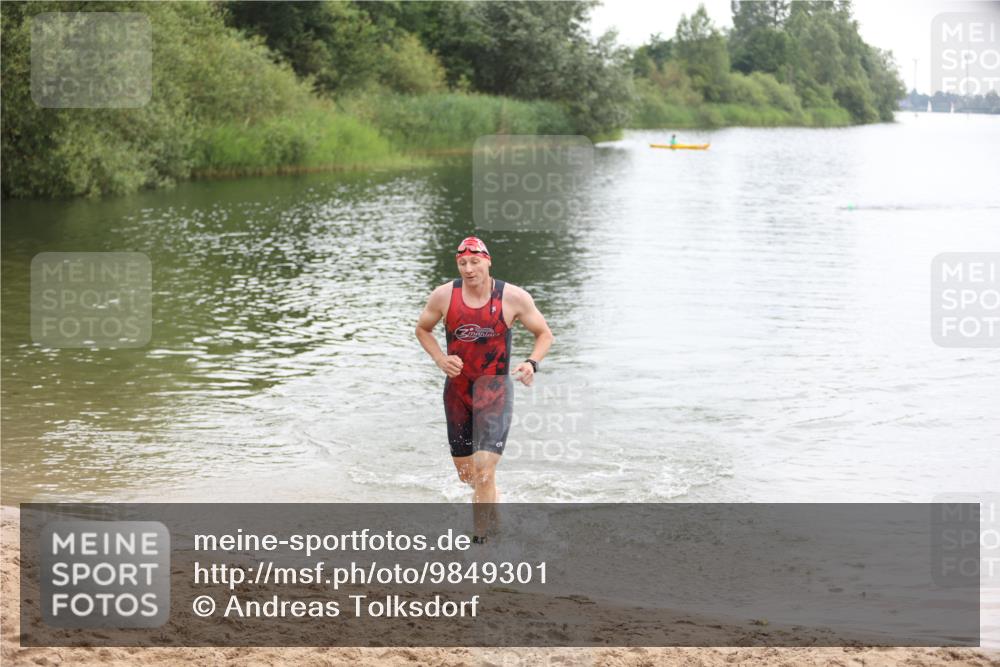 21.06.2026 - 29. Vierlanden-Triathlon Andreas Tolksdorf http://msf.ph/oto/9849301 21.06.2026 10:04:21 Schwimmen 440 meine-sportfotos.de