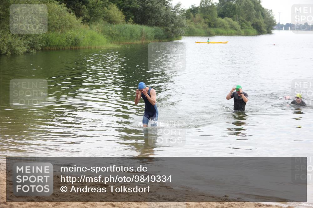 21.06.2026 - 29. Vierlanden-Triathlon Andreas Tolksdorf http://msf.ph/oto/9849334 21.06.2026 10:05:28 Schwimmen 429, 448 meine-sportfotos.de