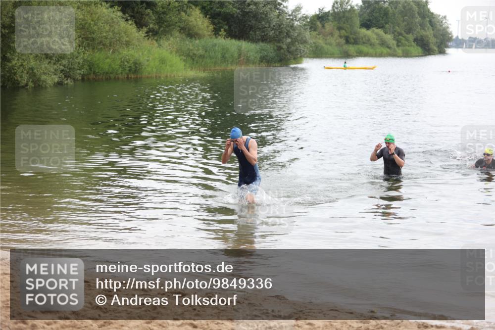 21.06.2026 - 29. Vierlanden-Triathlon Andreas Tolksdorf http://msf.ph/oto/9849336 21.06.2026 10:05:28 Schwimmen 429, 448 meine-sportfotos.de