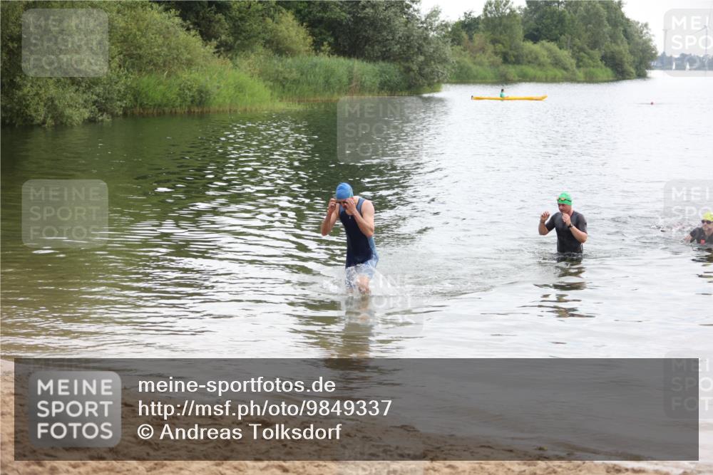 21.06.2026 - 29. Vierlanden-Triathlon Andreas Tolksdorf http://msf.ph/oto/9849337 21.06.2026 10:05:28 Schwimmen 429, 448 meine-sportfotos.de