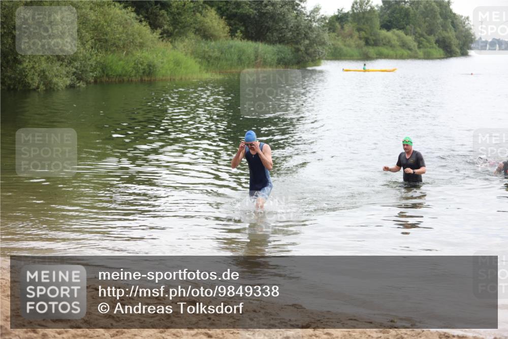 21.06.2026 - 29. Vierlanden-Triathlon Andreas Tolksdorf http://msf.ph/oto/9849338 21.06.2026 10:05:28 Schwimmen 429, 448 meine-sportfotos.de