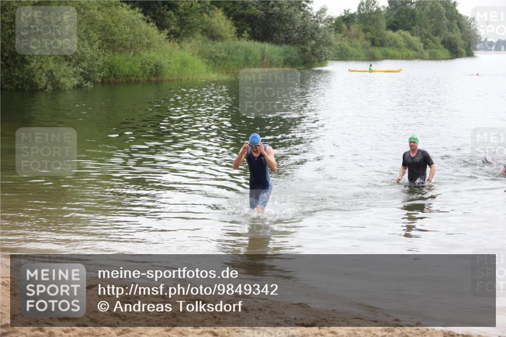 21.06.2026 - 29. Vierlanden-Triathlon Andreas Tolksdorf http://msf.ph/oto/9849342 21.06.2026 10:05:28 Schwimmen 429, 448 meine-sportfotos.de
